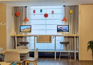 舟山舟山定海智选假日酒店的客房设有2张桌子和椅子以及大窗户。
