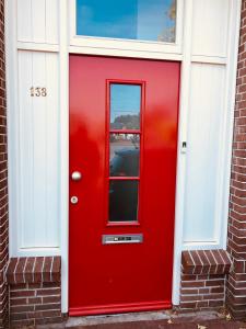 阿尔克马尔Comfortable Room的砖房的红门