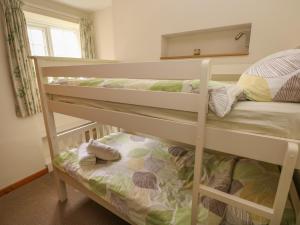 Mincorn Cottage客房内的一张或多张双层床