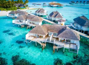 MachchafushiCentara Grand Island Resort & Spa的水上度假村的空中景观