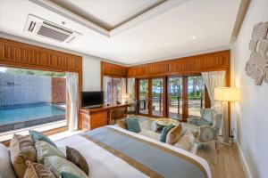 迈考海滩Maikhao Dream Villa Resort and Spa, Centara Boutique Collection - SHA Extra Plus的一间卧室设有一张大床和一个大窗户