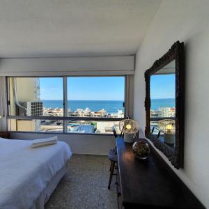 APARTAMENTO VISTA MAR en la PENÍNSULA de PUNTA del ESTE客房内的一张或多张床位