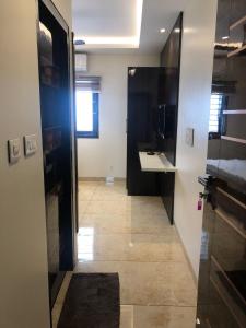 甘吉布勒姆L. R RESIDENCY的走廊上设有带水槽和镜子的浴室