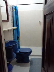 贾丁Hostal La Comedia的浴室设有2个蓝色卫生间和淋浴。