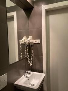 卢布尔雅那Twix rooms的一间带水槽和镜子的浴室