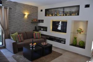 阿拉德Mory's Place - Luxurious Holiday Apartment的带沙发和电视的客厅