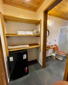 圣本图-杜萨普卡伊Rancho do Paioleiro - Suites的一间带水槽和卫生间的小浴室