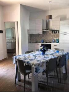 冯塔尼比安奇VILLA FRANCA的厨房配有一张带蓝白桌布的桌子