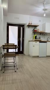 巴里La Pelliccia的一间带桌子的房间和一间带柜台的厨房