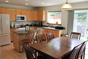 胡德里弗Hood River Family Vacation Home的厨房配有木桌和木椅
