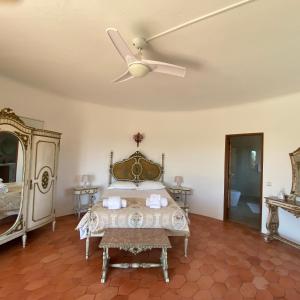 卡武埃鲁Casa do Milho的一间卧室配有一张床和吊扇