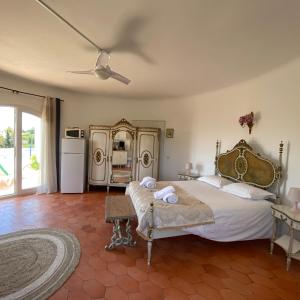 卡武埃鲁Casa do Milho的一间卧室配有一张大床和一台冰箱