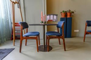 弗拉讷克B&B Turfkade9的一张桌子、三把椅子和一张桌子及蜡烛