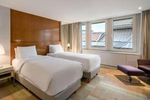 伊斯坦布尔博斯普鲁斯丽笙酒店的酒店客房设有两张床和窗户。