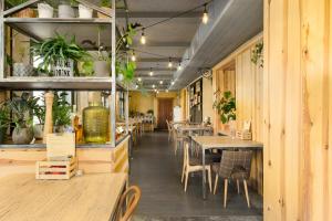 特伦Przystanek Tleń的一间设有桌椅的餐厅,种植了植物