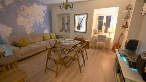 布德瓦FREEDOM HOSTEL的客厅配有沙发和桌子