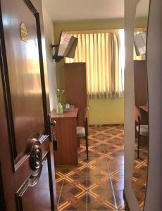 齐克拉约Tamaris Hotel的一间酒店客房,设有通往客房的门
