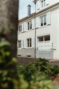 米卢斯La DOLCE Villetta - appartement de Standing的白色的建筑,设有白色的窗户和门