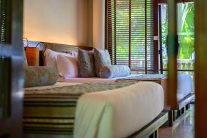 奥南海滩Centara Grand Beach Resort & Villas Krabi的一间卧室配有两张带枕头的床