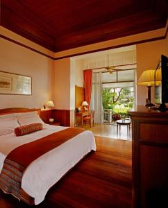 华欣盛泰澜华欣海滩别墅及度假村的一间带大床的卧室和一间客厅