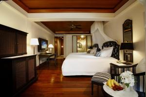 华欣盛泰澜华欣海滩别墅及度假村的卧室配有一张白色的大床和一张桌子