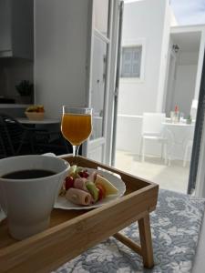 纳乌萨Zoumis Residence的一张桌子,上面放着一盘食物和一杯葡萄酒