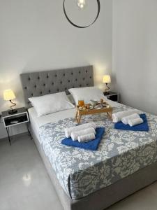 纳乌萨Zoumis Residence的一间卧室配有带毛巾的床