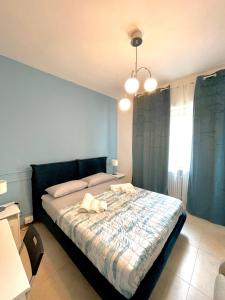 都灵Lugaro Guest House的一间卧室配有一张带蓝色墙壁的大床