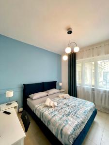 都灵Lugaro Guest House的一间卧室设有一张床和蓝色的墙壁