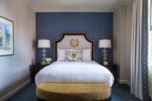 华盛顿华盛顿威拉德洲际酒店的酒店客房,配有一张床和两盏灯