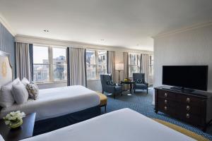 华盛顿华盛顿威拉德洲际酒店的酒店客房设有两张床和一台平面电视。