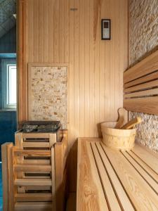 波西塔诺Santoro Suite的木墙和木制双层床的房间