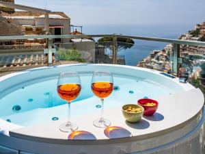 波西塔诺Santoro Suite的两杯葡萄酒坐在热水浴缸中