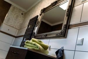 Elgersburgcottage oak的浴室设有镜子和绿毛巾