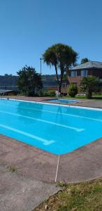 卡斯特鲁Don Zoilo的一座大型蓝色游泳池,位于房子旁边