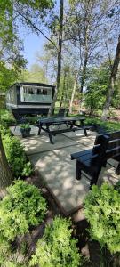 库福尔登Evenrust, gelegen nabij het Pieterpad的公园里的野餐桌和长椅