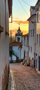 阿加尼尔Casa Dona Alzira的城里一条鹅卵石街道