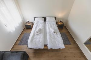 帕利克Vila Guliver的两张白色的床,位于一个房间里