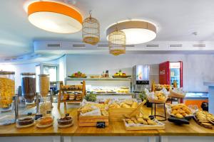 卡门港Aqua Suites的展示着许多不同种类食物的面包店
