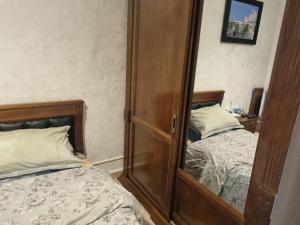 宰拉勒达Maison confortable vue sur mer的一间卧室配有两张床和镜子