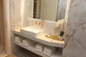 雅典Adri & Marg luxury living的浴室配有盥洗盆、镜子和毛巾