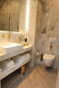 雅典Adri & Marg luxury living的一间带水槽、卫生间和镜子的浴室
