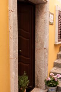 卡斯泰尔莫拉CASA FRANCY的门口一扇种有鲜花的棕色门