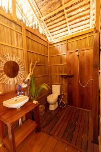 Pulau MansuarTABARI DIVE LODGE的木制浴室设有卫生间和水槽
