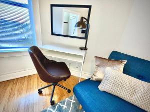 芝加哥City Charm Studio Apt close to Shops - Ashland 04的客厅配有椅子和蓝色沙发