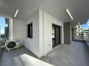 雅典Modern Apartments near Marina Flisvos的客房位于带窗户的楼层,配有电视。