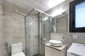 雅典Modern Apartments near Marina Flisvos的带淋浴、卫生间和盥洗盆的浴室