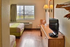 比林斯比林斯北部6号汽车旅馆的小型酒店客房配有床和电视。