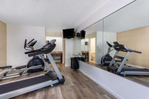 塔拉哈西塔拉哈西贝蒙特套房酒店的健身房设有两台跑步机和镜子