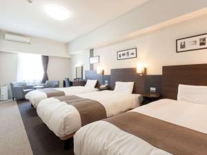 常滑市中央国际机场康福特茵酒店的酒店客房,连在一起有四张床